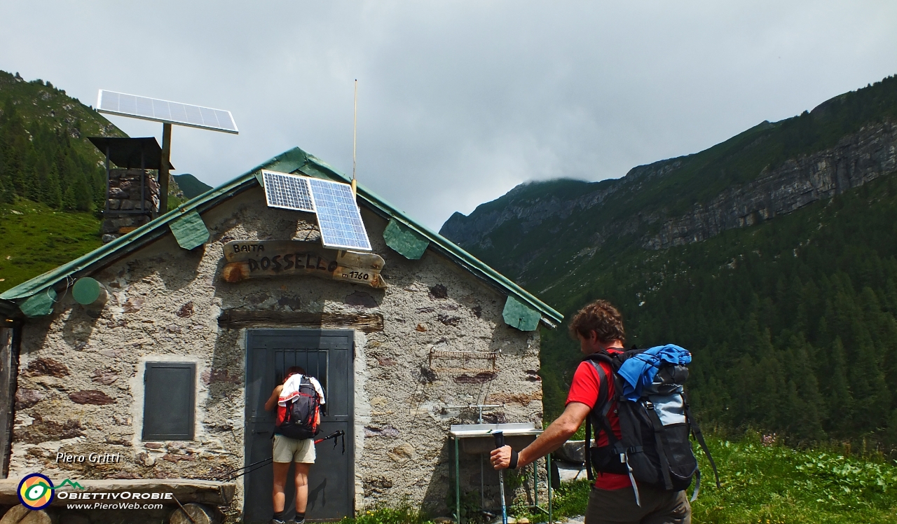 93 Sosta alla Baita Dossello (1760 m.).JPG